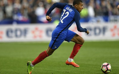 FB体育-佐默退役赛全场起立鼓掌